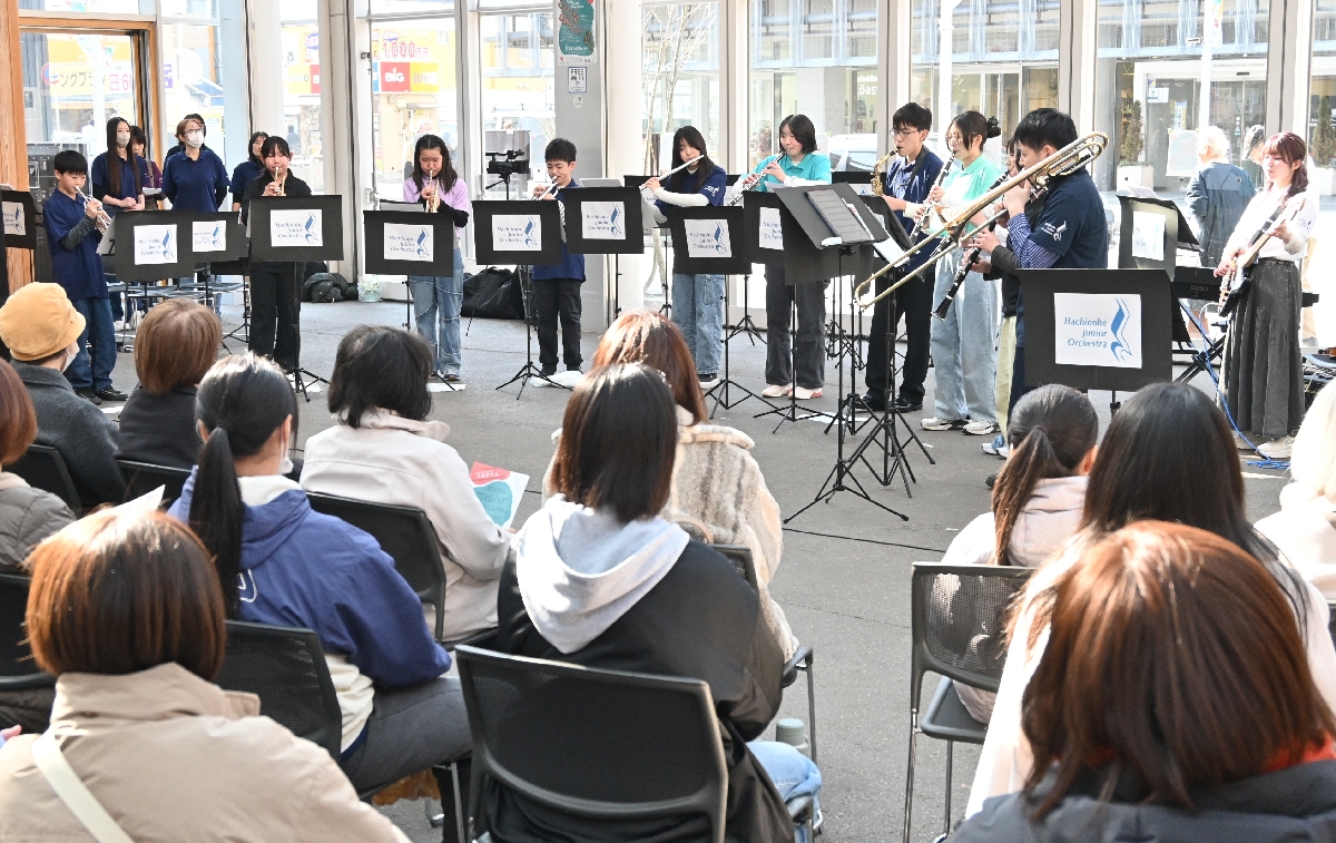 息の合わせた演奏を披露する出演者