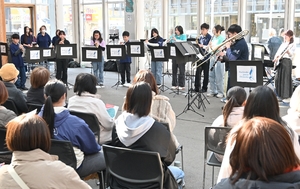 マチニワに軽やかな調べ 八戸ジュニオケが春コン