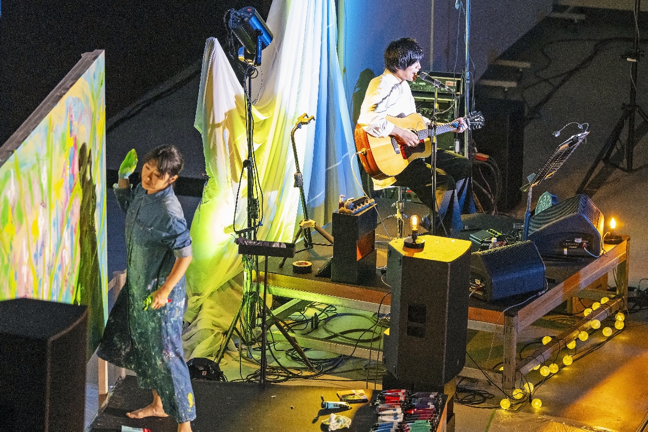 八戸市美術館のライブで共演した内澤崇仁さん（奥）と大宮エリーさん＝２０２３年１０月