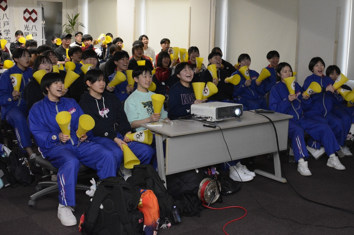 先制に沸く生徒＝２４日、八戸学院光星高