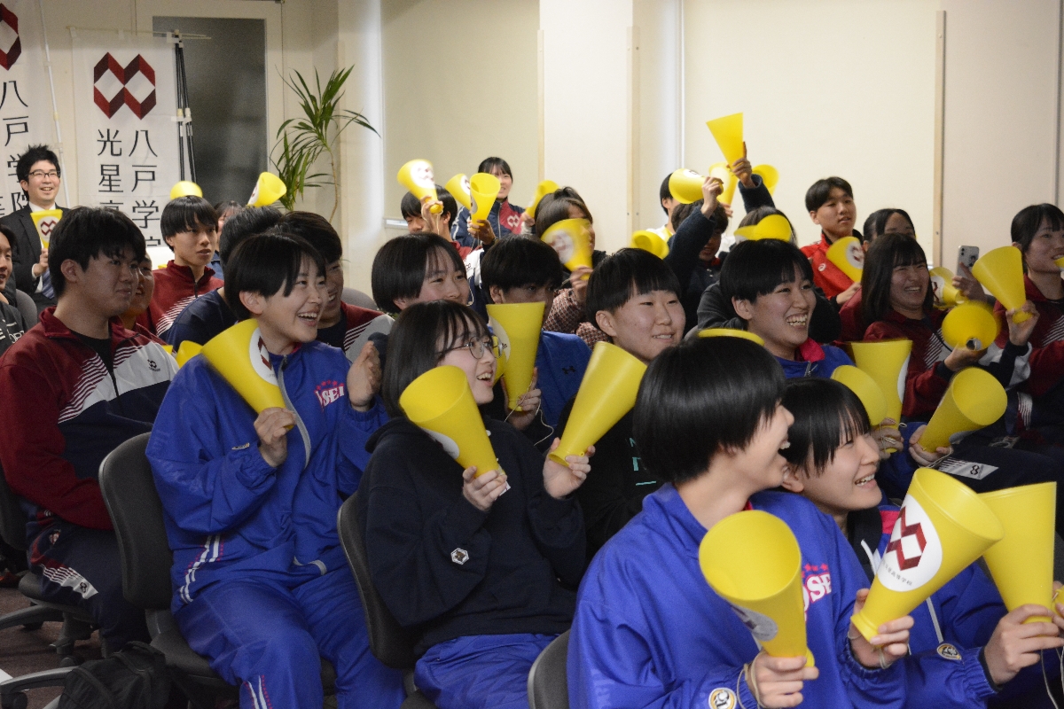 勝利に沸く生徒たち=24日、八戸学院光星高