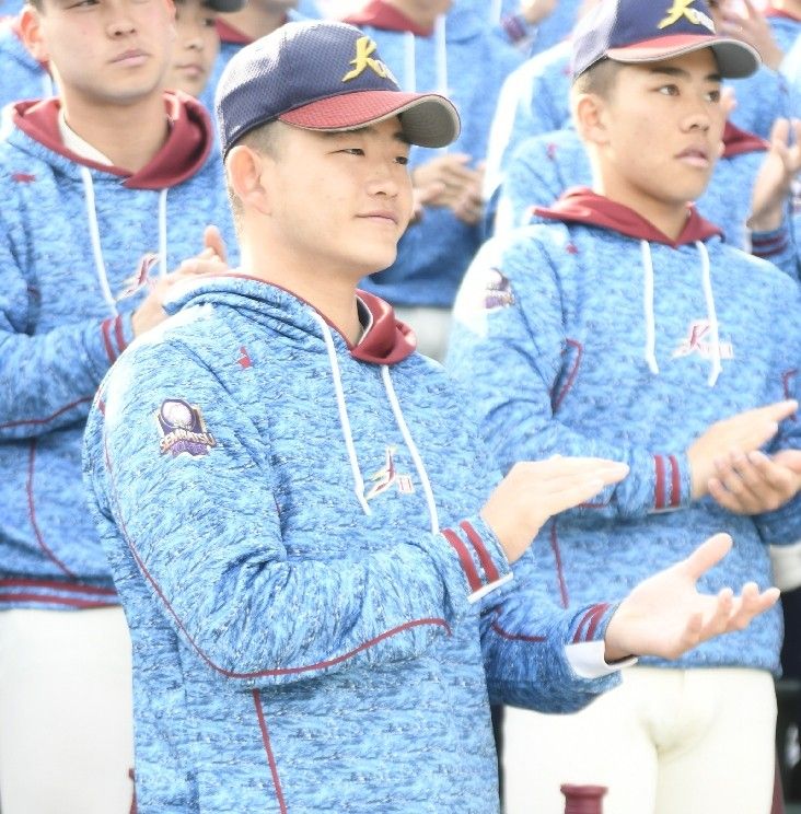 グラウンドで戦うナインに拍手を送る中村大悟＝２４日、甲子園