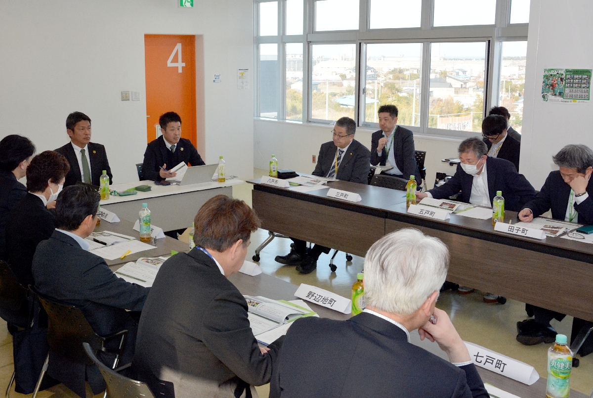 ヴァンラーレ八戸の成長ビジョンなどを議論した「百年構想委員会」=24日、八戸市のプライフーズスタジアム