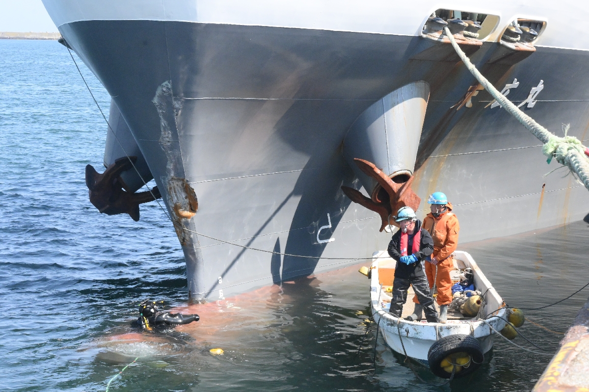 貨物船「末広丸」の補修作業を行う作業員＝２４日午前１０時半ごろ、八戸港２号埠頭Ｉ岸壁