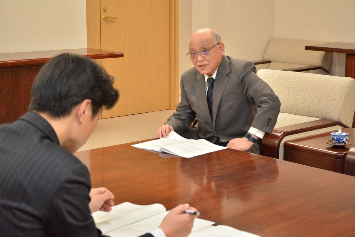 青森県警の安田貴司本部長（手前）に包括外部監査の結果を報告する髙橋政嗣公認会計士＝２４日、県庁