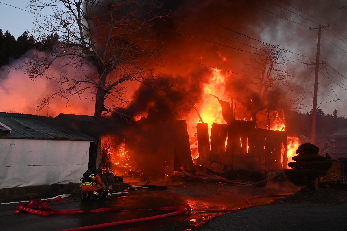 作業小屋などを焼いた現場＝２５日午前５時２０分ごろ、久慈市大川目町