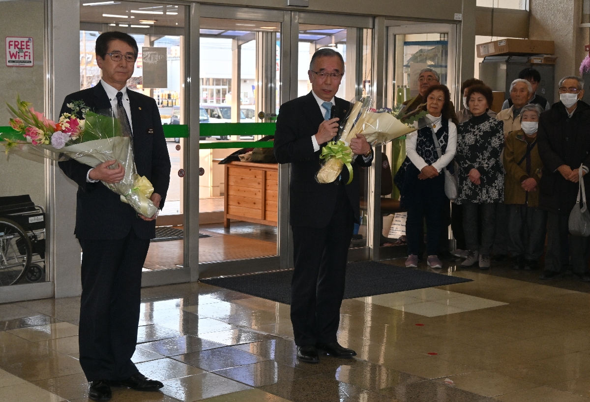退任あいさつを行う遠藤譲一市長（右）＝２５日、久慈市役所