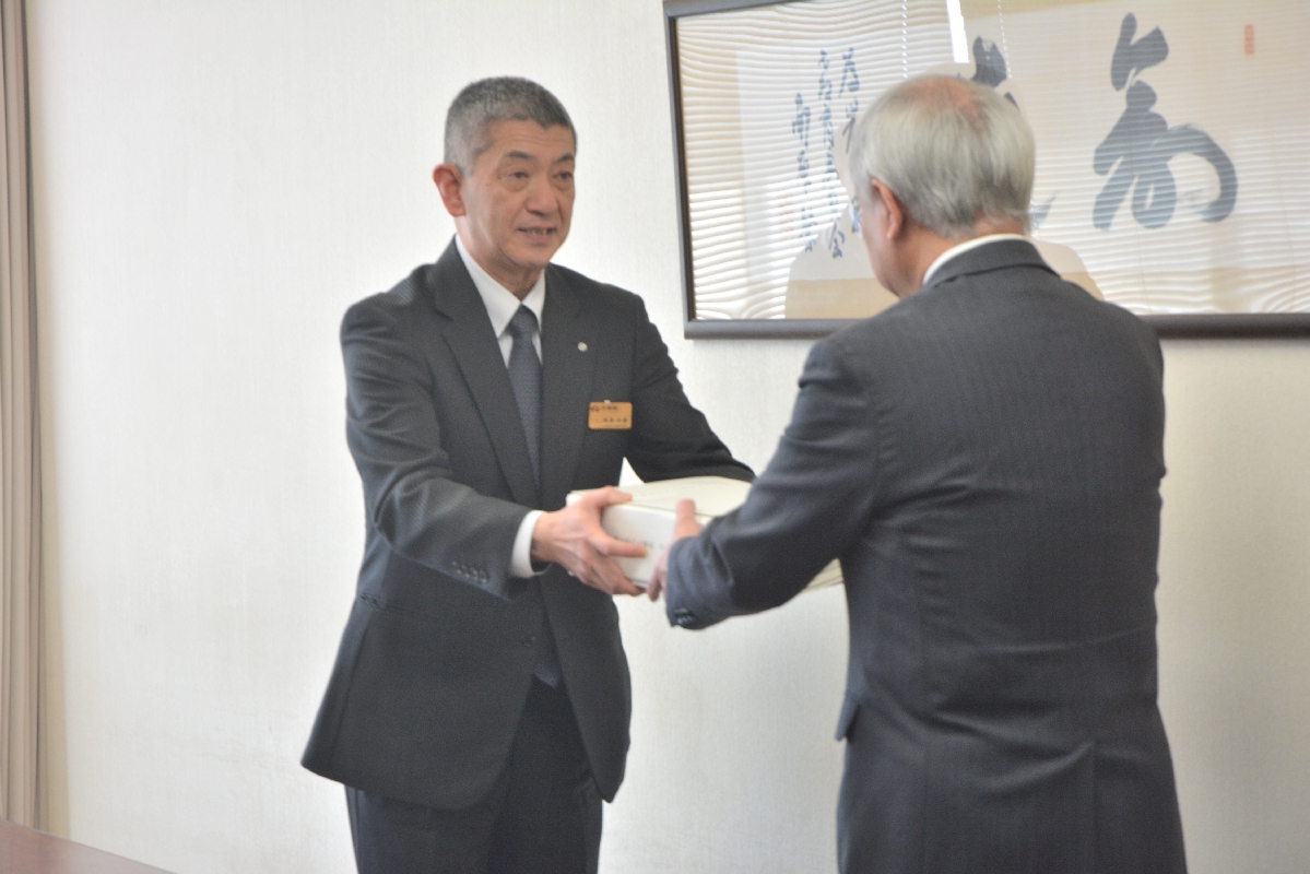 佐藤一男教育長(右)に署名を手渡す岡本正善洋野町長=25日、岩手県庁