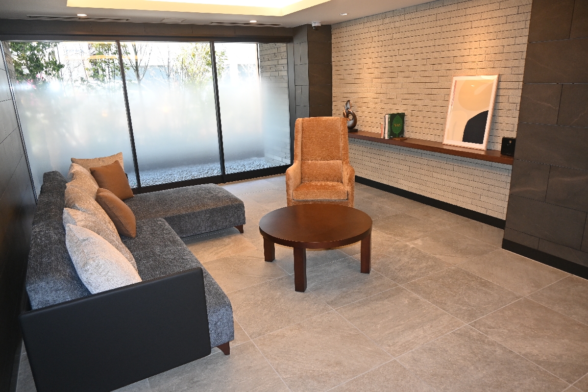 エアリータワー1階のラウンジ=25日、八戸市