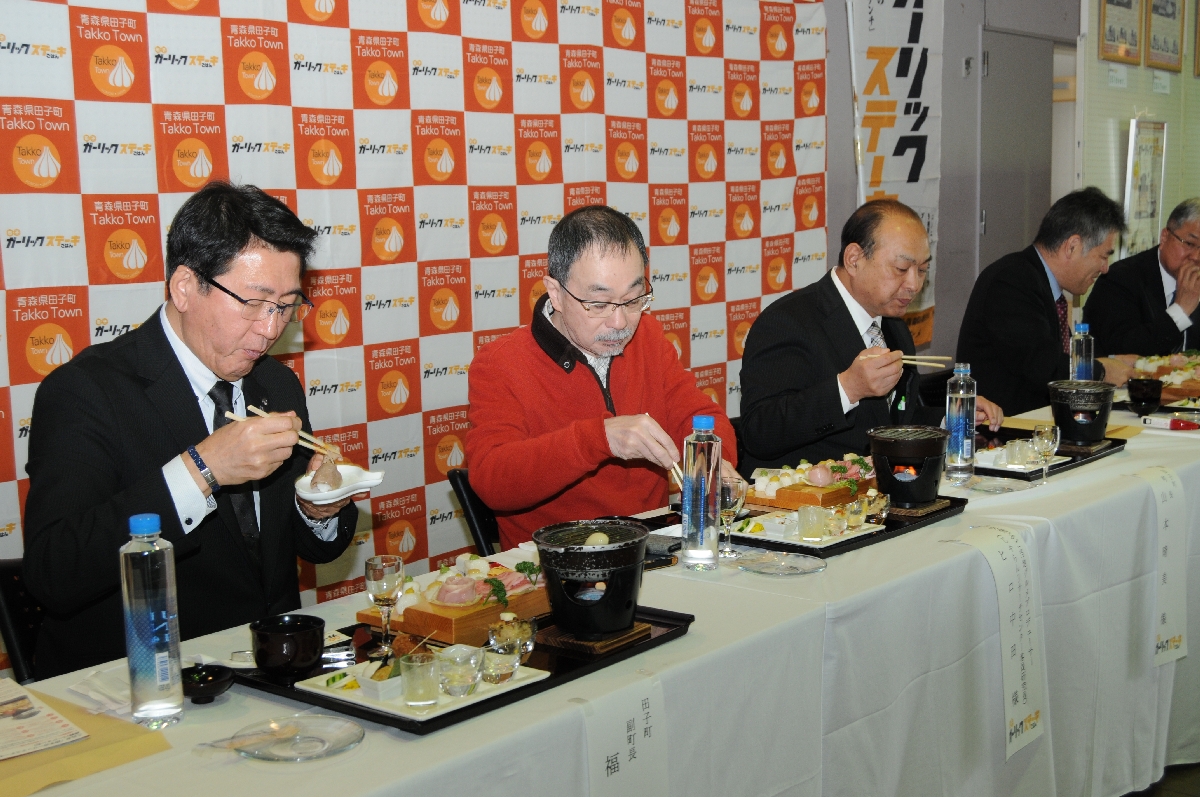 お披露目会でガリステごはんを試食する関係者