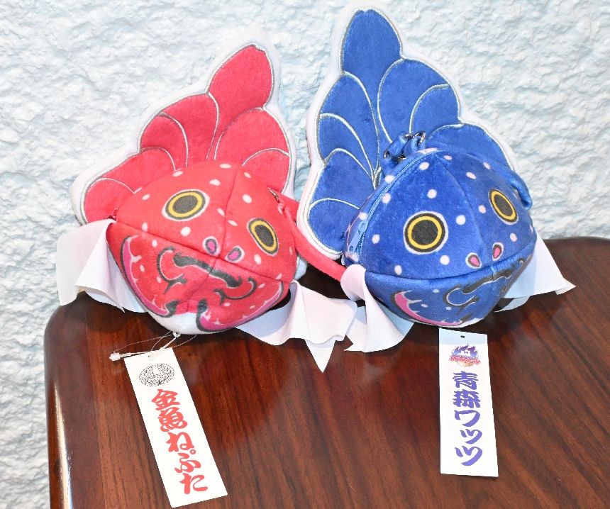 青森ワッツとフェリシモが共同開発した青色の金魚ねぷたポーチ(右)と既に販売している赤色の金魚ねぷたポーチ