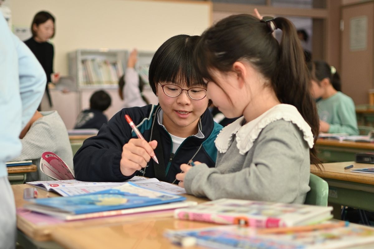 小学校教員の仕事を一日体験する高校生（中央）＝２０２５年10月、八戸市立三条小