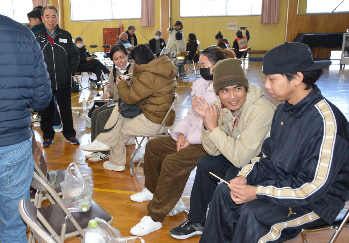 地域住民とともに防災訓練に参加する外国人労働者=2月上旬、八戸市