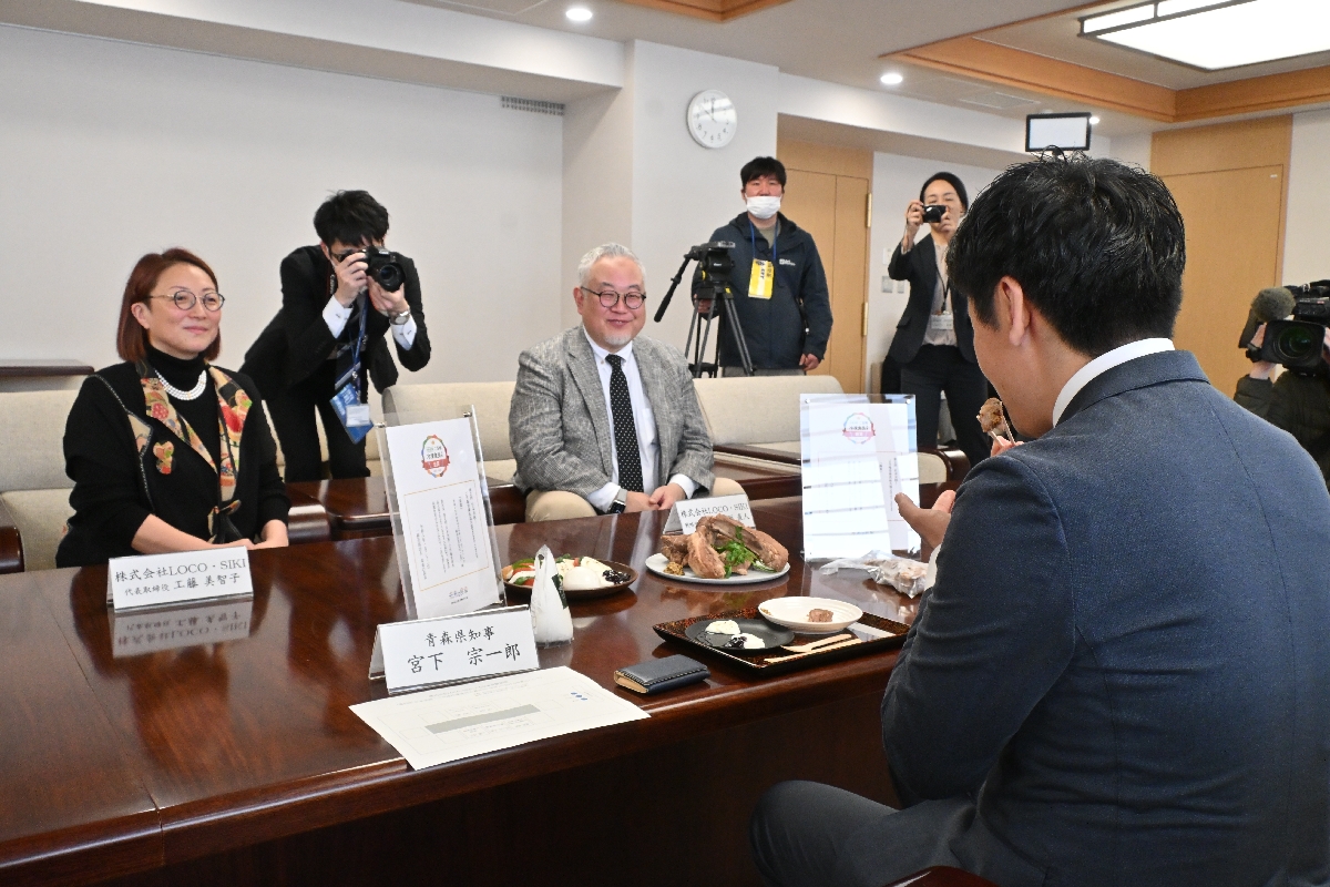 宮下宗一郎知事（右手前）に受賞を報告する工藤美智子代表（左）ら＝２５日、青森県庁