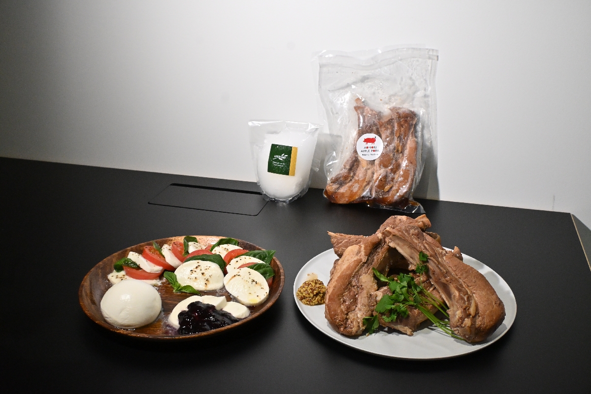 ご当地冷凍食品大賞で金賞を受賞したモッツァレラ（左）と青森アップルポークのスペアリブ