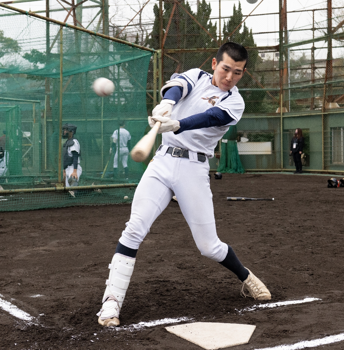 打撃練習で鋭い打球を飛ばす新谷翔磨=25日、兵庫県西宮市の津門中央公園野球場