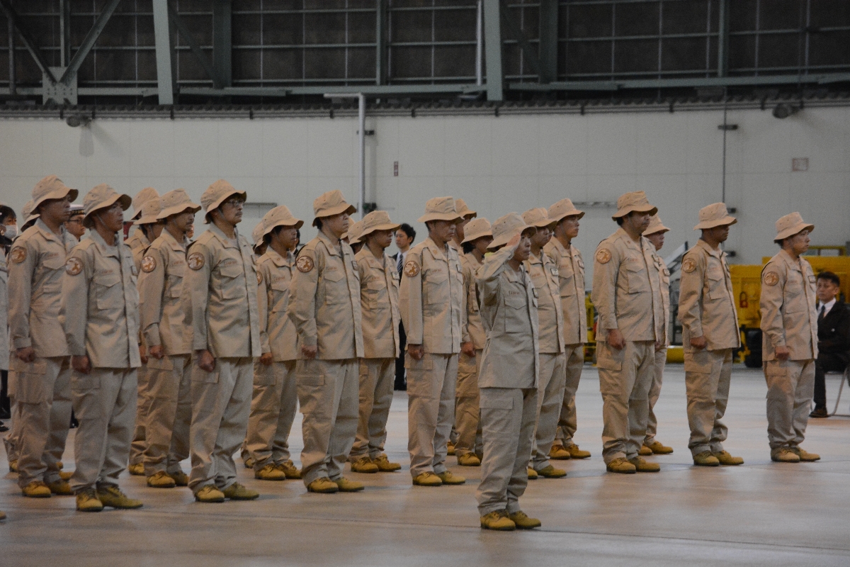帰国を報告した第５８次派遣海賊対処行動航空隊の隊員＝２６日、八戸市
