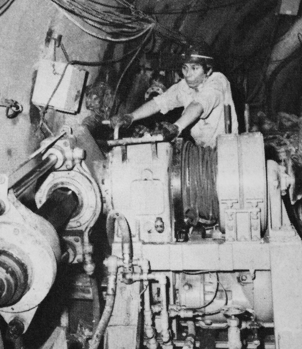 青函トンネルの工事中、ボーリング調査の機械を操る菊地謹一さん(作業員らに配布されたアルバムから・本人提供)