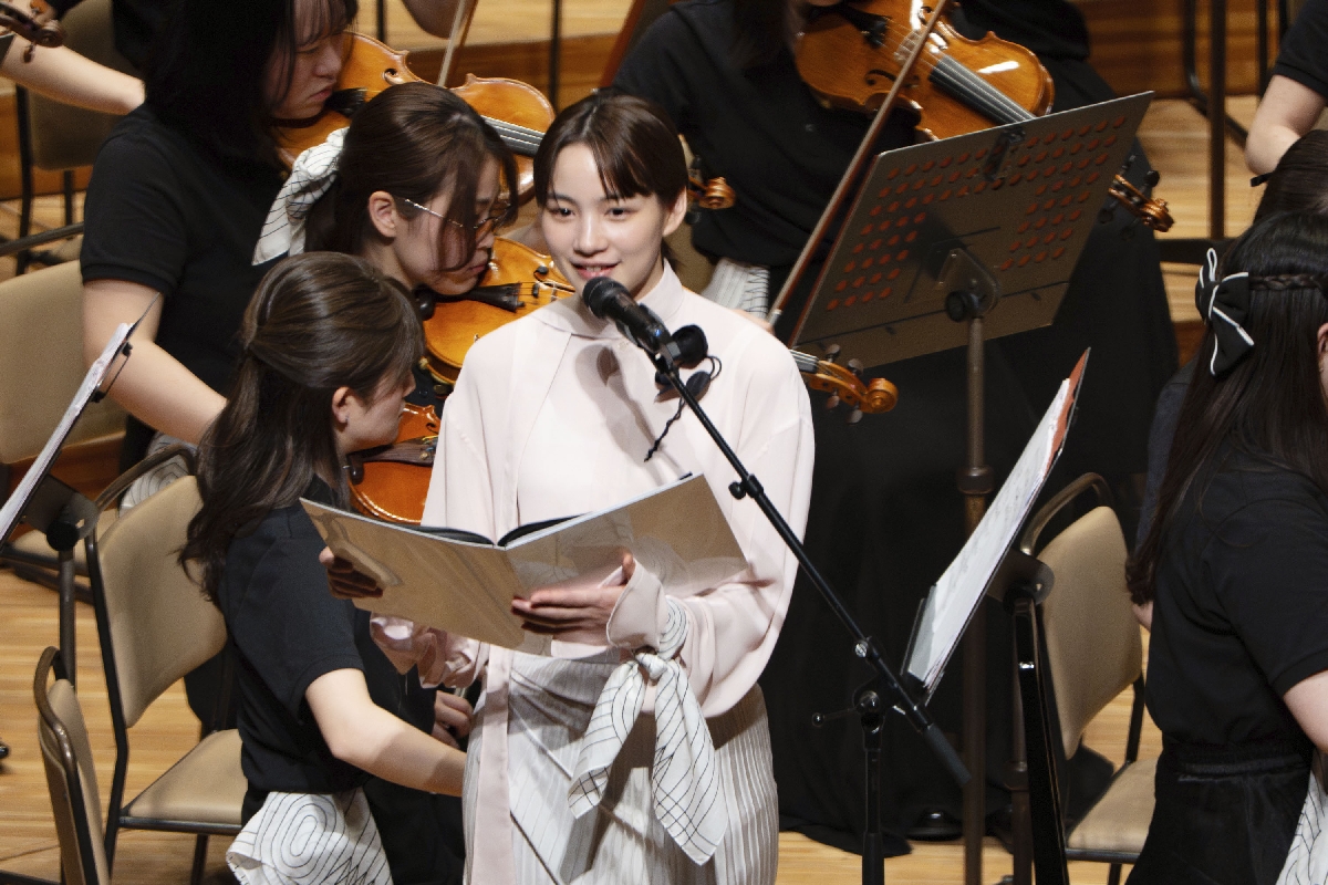 　東北ユースオーケストラの公演で朗読するのんさん＝２６日、東京・赤坂のサントリーホール