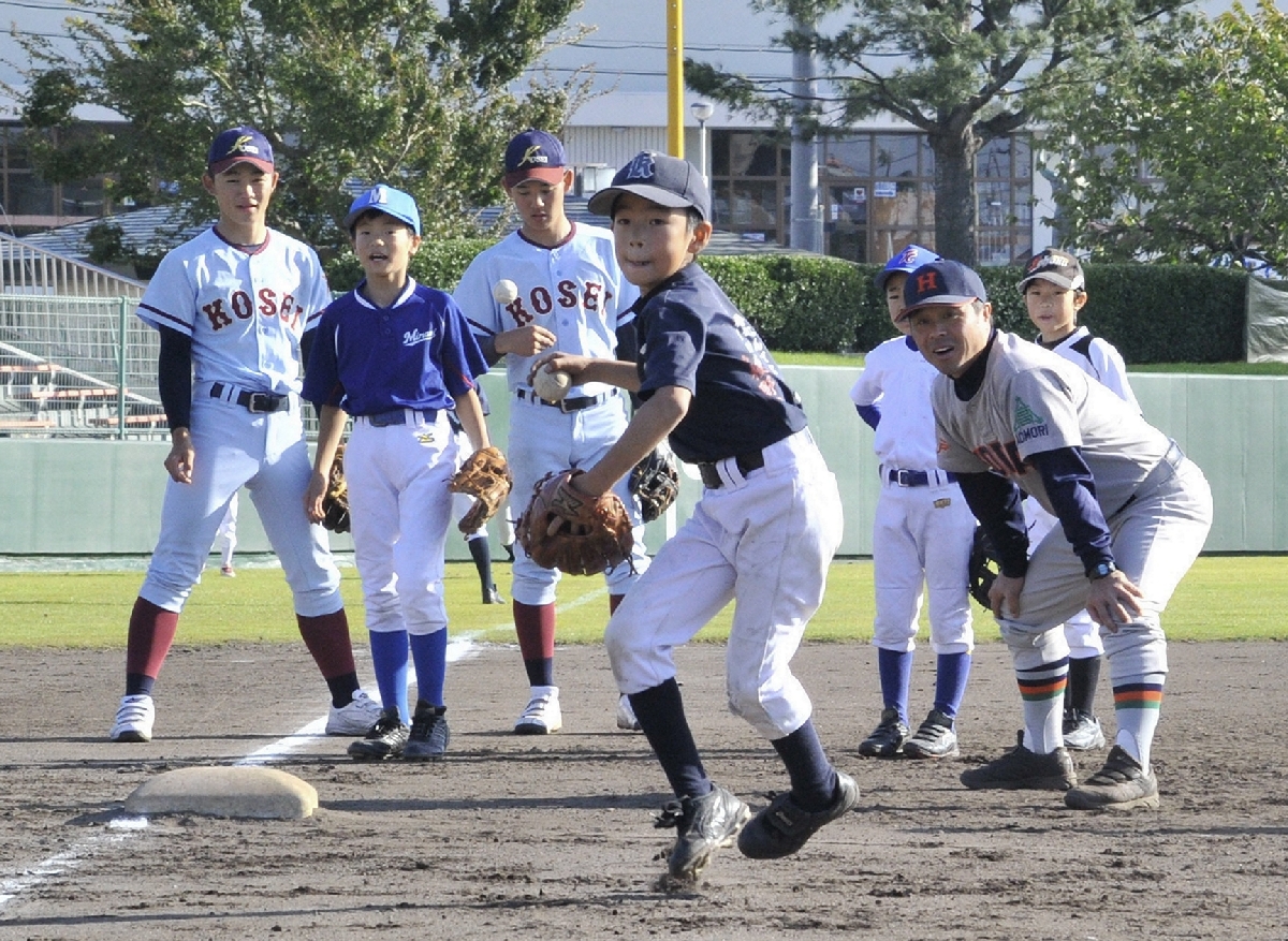 小中学生に硬式球に触れる機会を与えた野球教室には、八戸市内の高校球児や監督も参加した=2018年10月、八戸市