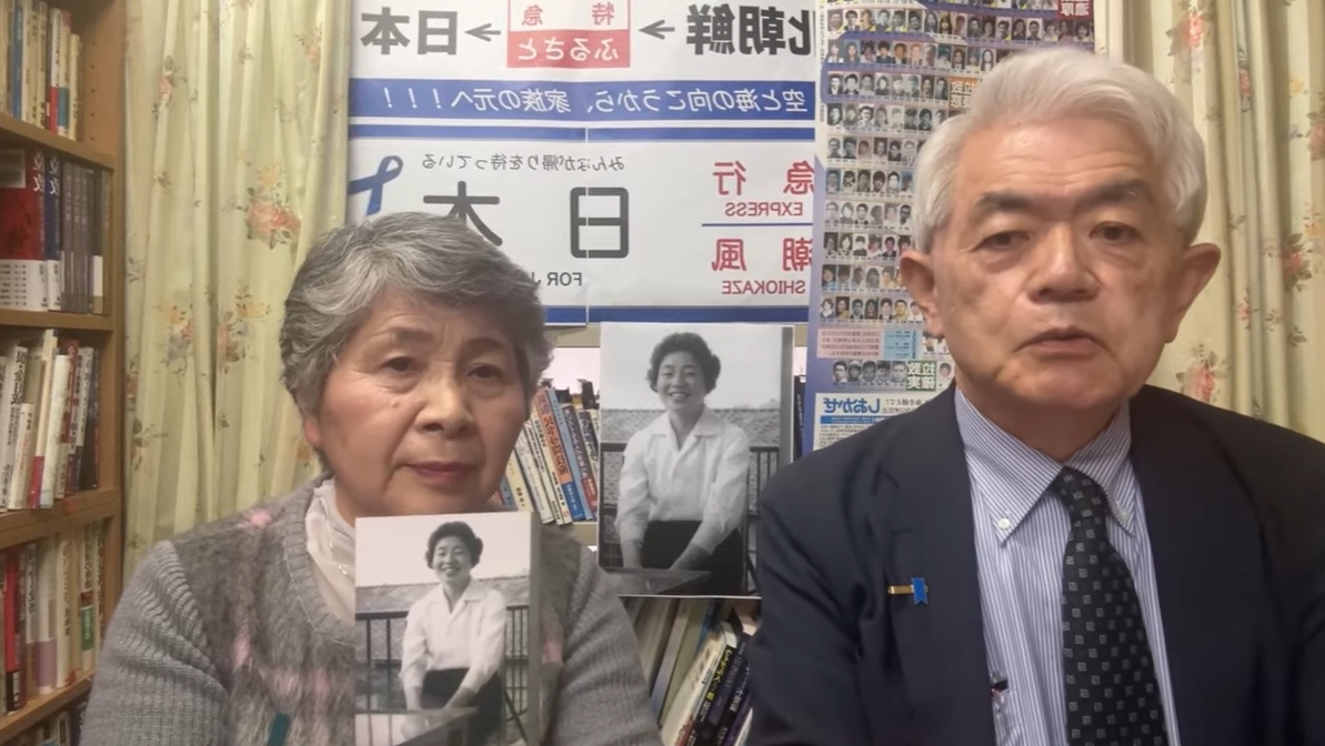 オンラインの会見で木村かほるさんの目撃証言について説明する荒木和博代表（右）＝２６日（荒木代表のＹｏｕＴｕｂｅから）