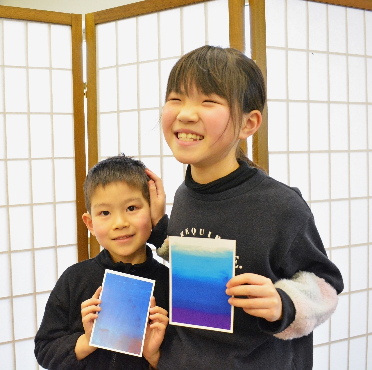 完成した作品を手に笑顔を見せる参加者