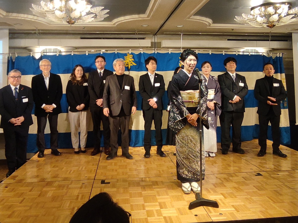 設立総会であいさつする北川奏美会長（手前）や役員ら