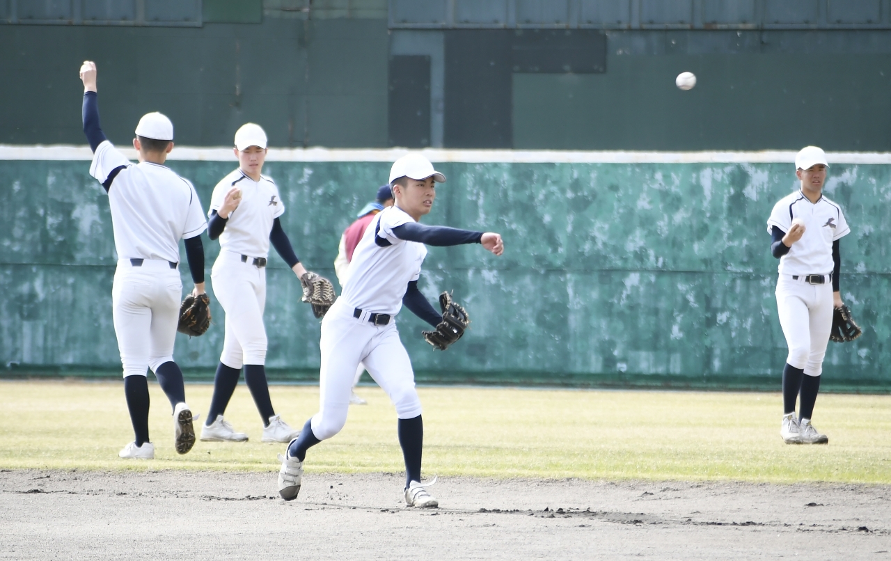 キャッチボールに汗を流す八学光星の選手たち=26日、兵庫県西宮市の津門中央公園野球場