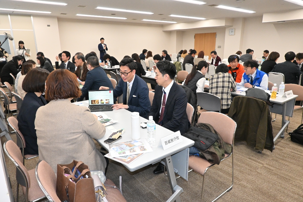 台湾の旅行会社に青森観光の魅力を紹介する県内事業者ら=26日、青森県庁