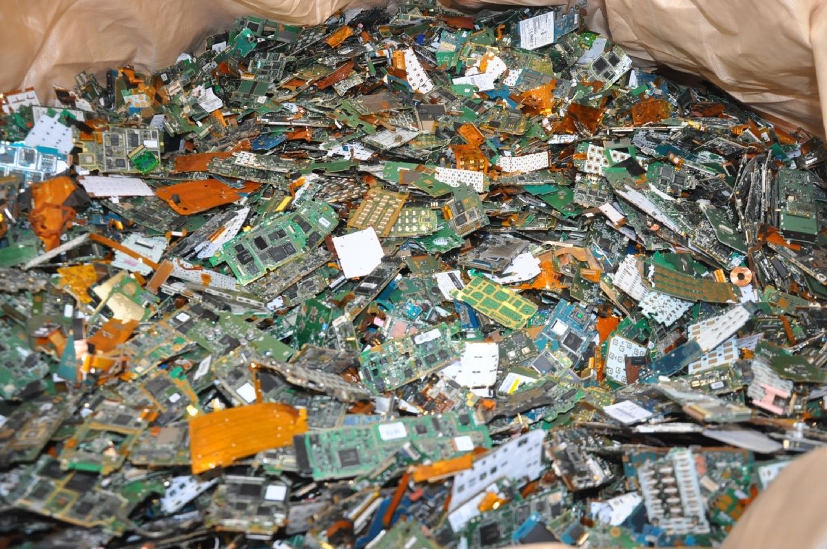 解体された小型家電の基板