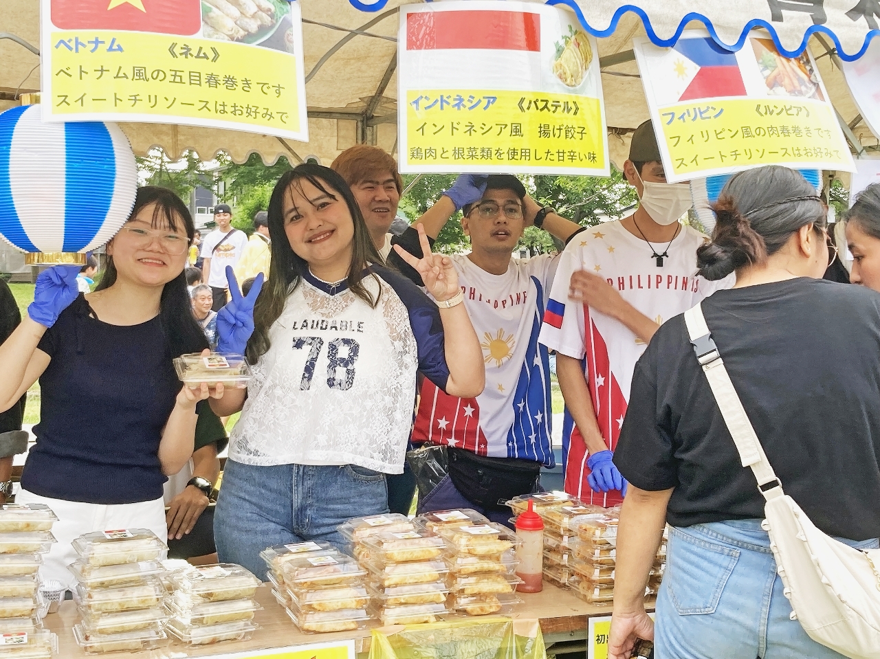 地域の夏祭りで郷土料理を提供する外国人労働者=2025年7月、八戸市(ハチカン提供)