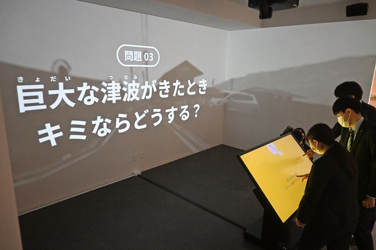 災害時に取るべき対応をクイズ形式で学べる展示コーナー＝２７日、青森県防災教育センター