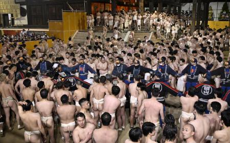 負傷者の救護で騒然とする「西大寺会陽」の会場=2月、岡山市東区の西大寺観音院