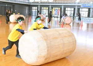 大俵転がし、稲作合戦にチャンバラも “戦国系”4種目で汗 久慈で小学生レクスポ大会