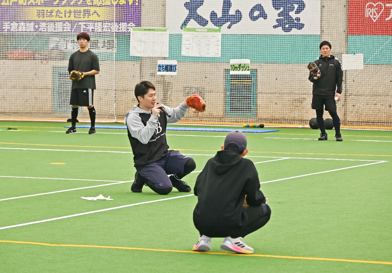 投球フォームについて解説する下森一晟さん(左から2番目)