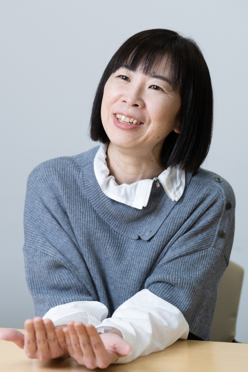 〔3〕コロナ禍の休校で家にいる子どもとの遊びで、1行ずつ交代で小説を書いていた時に「あれ(小説を)書けるかも」と思い、「リハビリを進めるような感覚があった」と振り返る栗原知子さん=東京都中央区