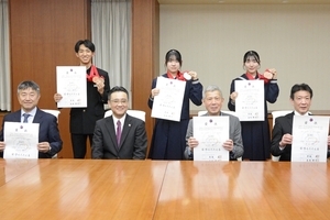 氷都で研さんの中３トリオ、市長に結果報告　全中スピードスケートで表彰台/八戸