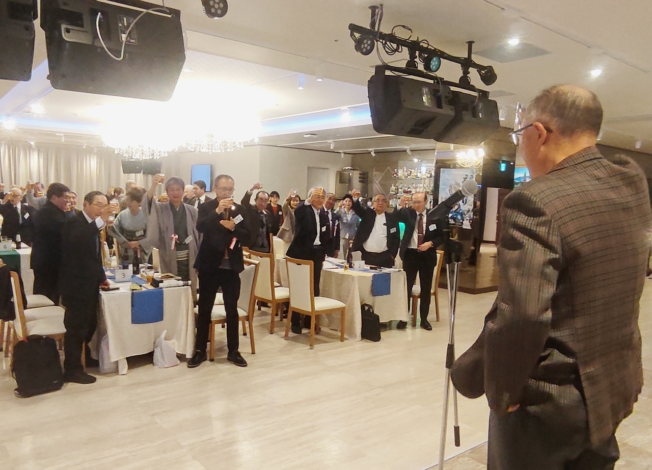 会の盛会を祝して乾杯する参加者