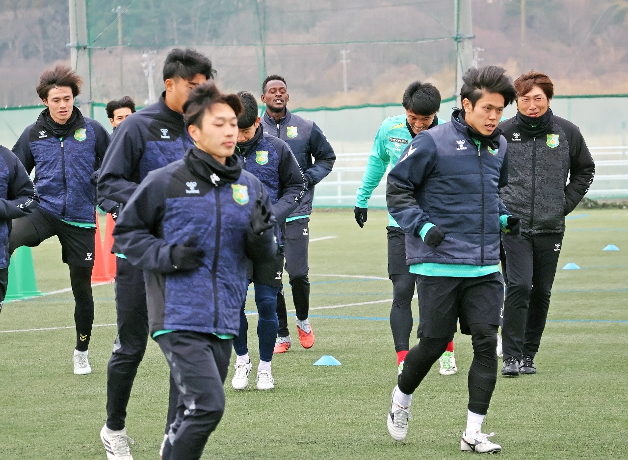 ホーム戦へ向けて調整するヴァンラーレ八戸の選手ら=27日、八戸市多賀多目的運動場人工芝球技場