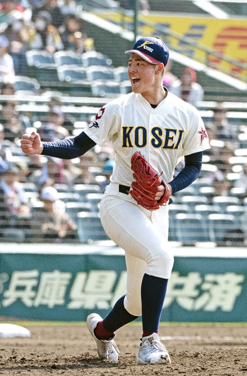 【準々決勝・中京大中京－八学光星】７回中京大中京２死二塁、三振を奪い、マウンド上でガッツポーズをする[br]八学光星の北口晃大＝甲子園