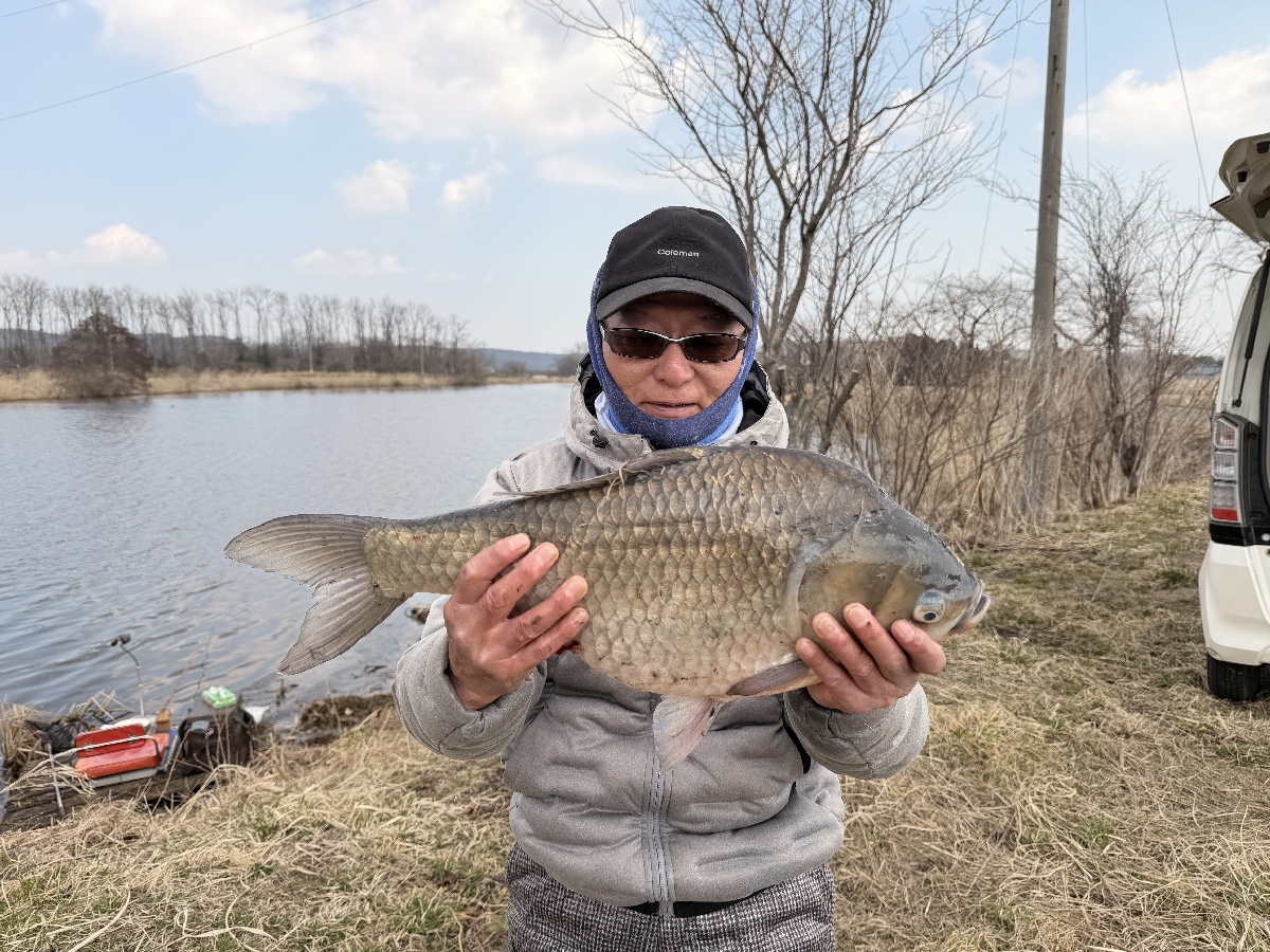 体長55センチのヘラブナを釣り上げた大久保正博さん