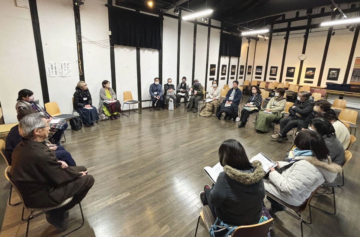 岩手県遠野市で開かれた、昔話の語り部育成講座で学ぶ参加者たち(遠野山・里・暮らしネットワーク提供)