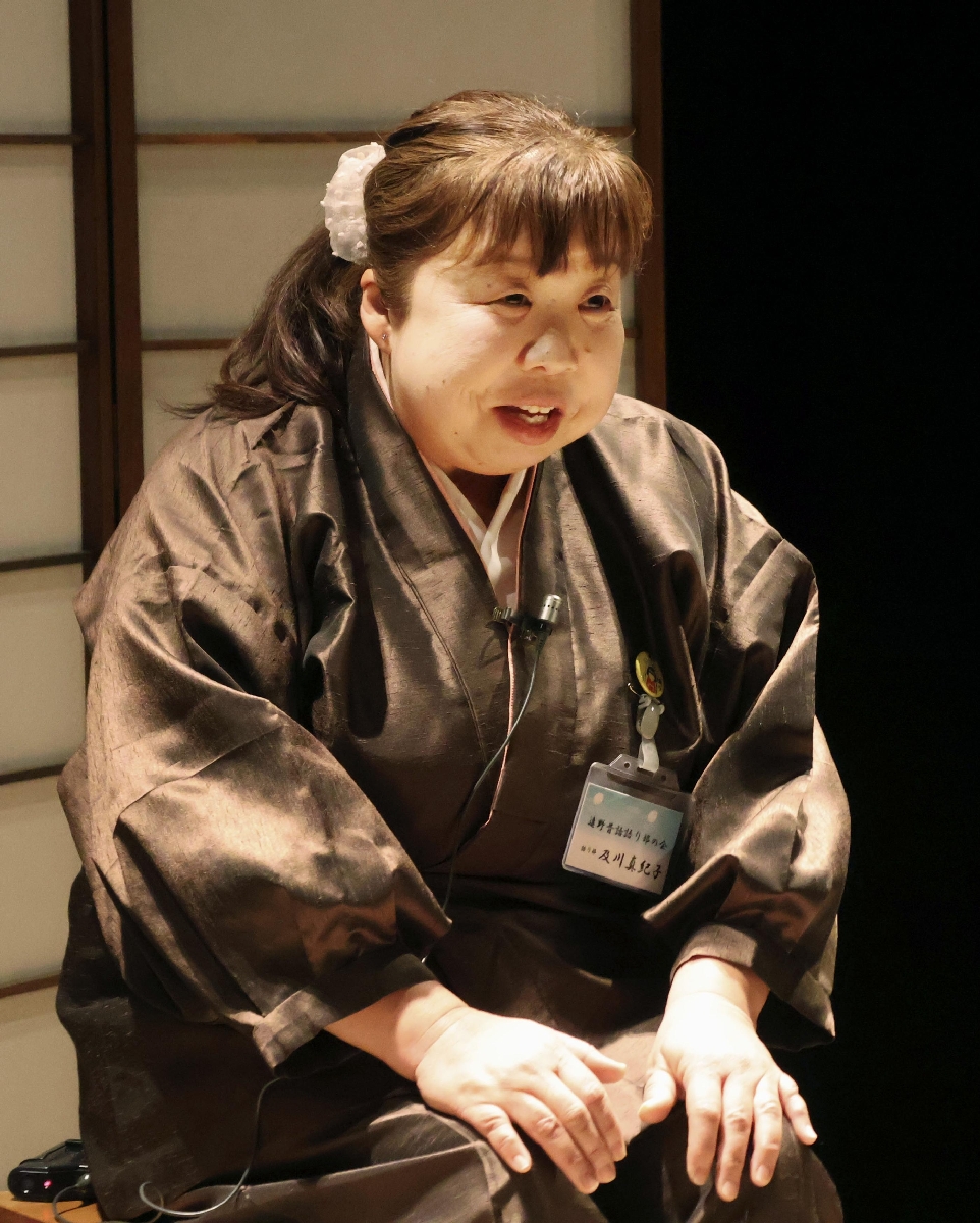 「遠野昔ばなし祭り」で語る及川真紀子さん=2月、岩手県遠野市