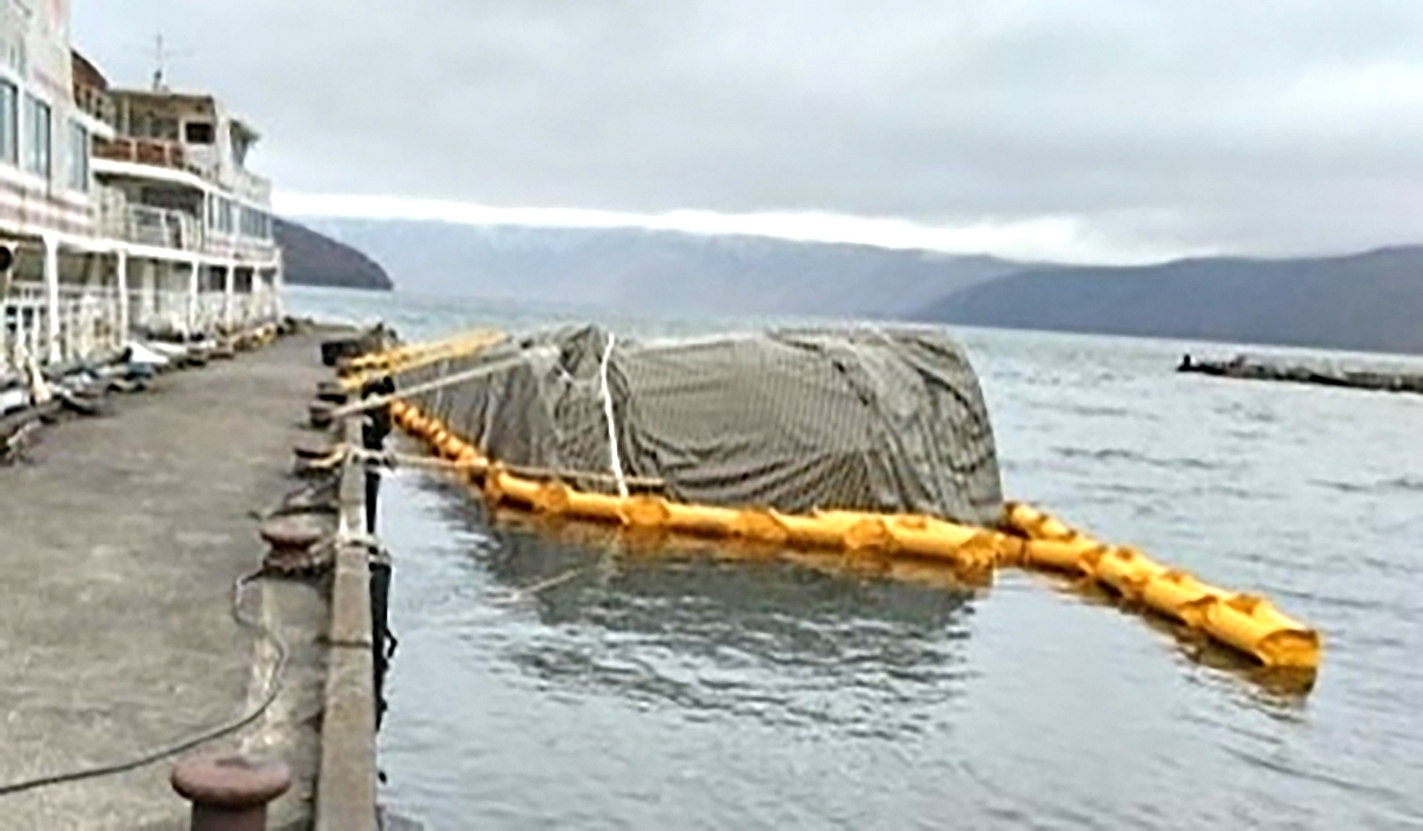 十和田湖で横転したまま放置された状態の遊覧船=2025年4月(青森県提供)