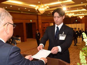 新入職員、決意のスタート 青い森信金で入庫式/八戸