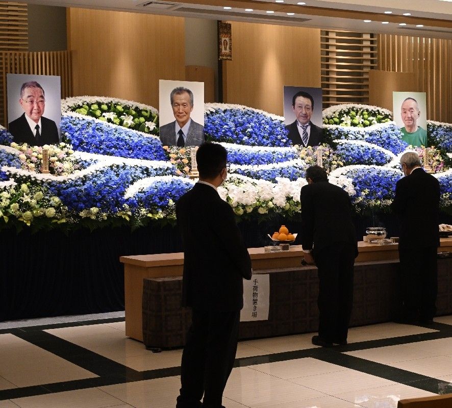 亡くなった第65興富丸の乗組員4人の合同慰霊祭。多くの人が訪れて故人の冥福を祈った=28日、八戸市