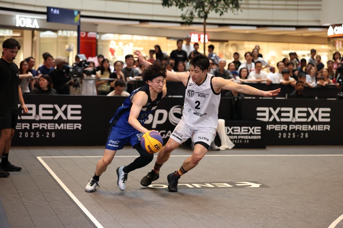 しながわシティと対戦する八戸ダイムの沢頭智弘(左)=シンガポール(3x3.EXE SUPER PREMIER)