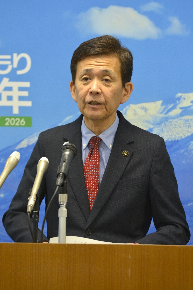 会見で教育改革などについて振り返る西秀記市長＝昨年１２月、青森市