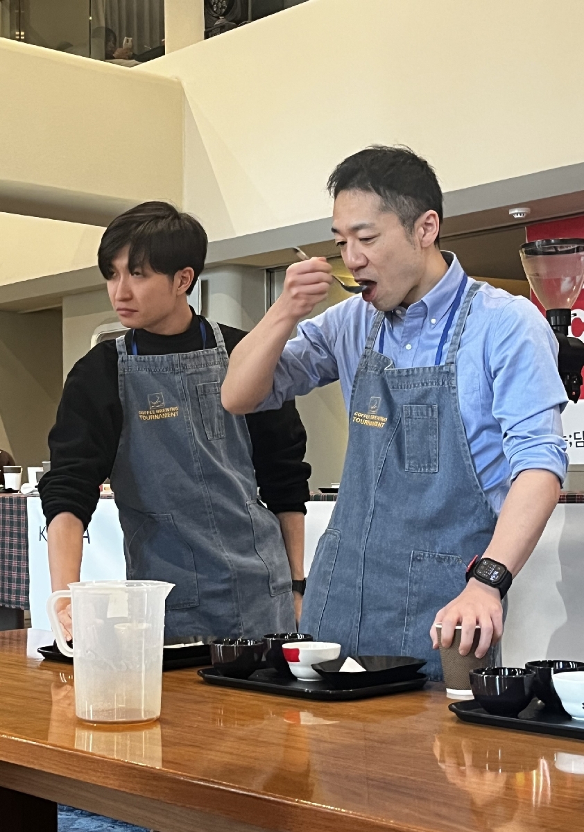 韓国で開かれたバリスタの大会で審査員を務める佐々木祐季さん(右)=1月17日(本人提供)