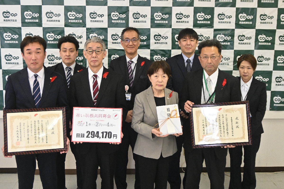 記念写真に納まる関係者